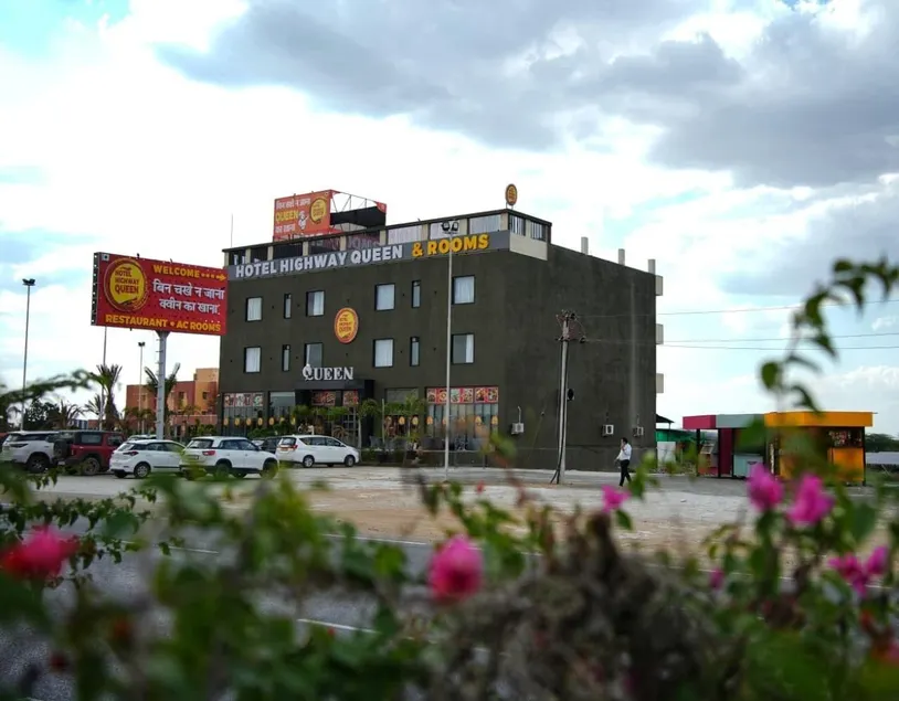 Hotel Highway Queen - Image 1