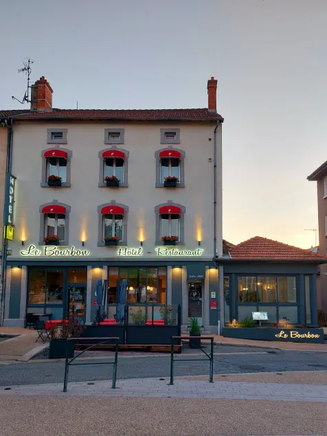 Hôtel Logis Le Bourbon - Image 1