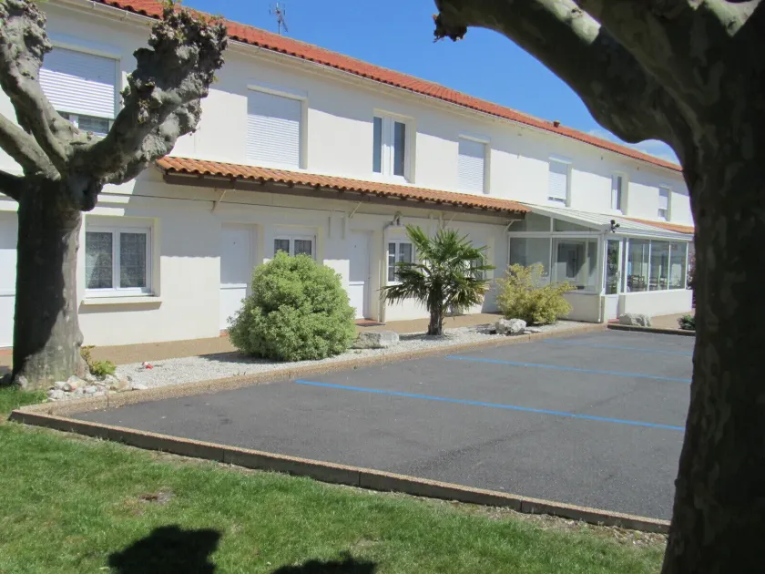 Cit'Hotel Les Atlantes Royan parking privé - Image 1
