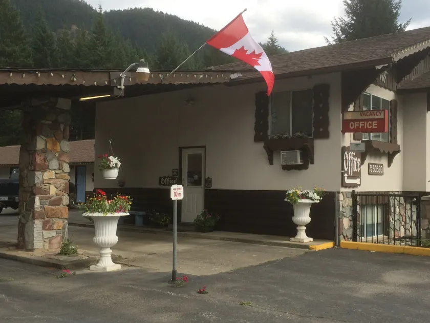 Canyon Alpine Motel - Image 1