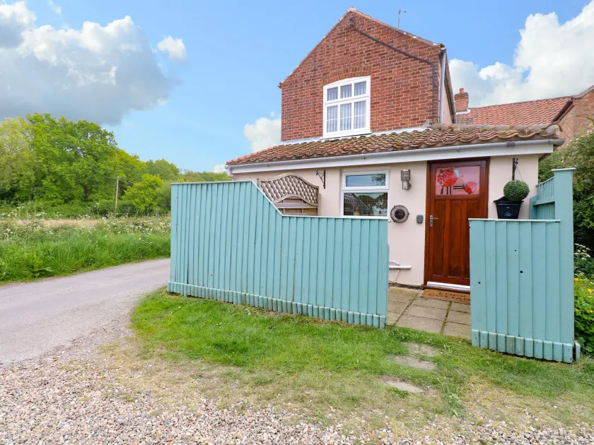 2 Lock Cottages - Image 1
