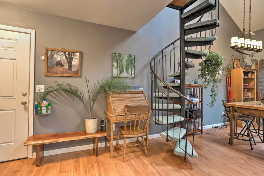 Pet-Friendly Townhome w/ Community Hot Tub! - Intérieur