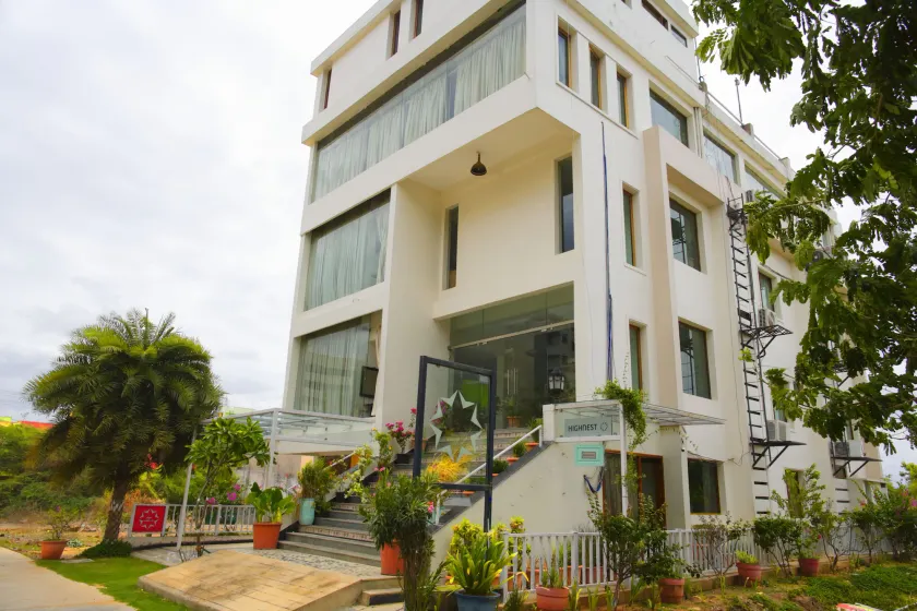 Hotel Highnest - Image 1