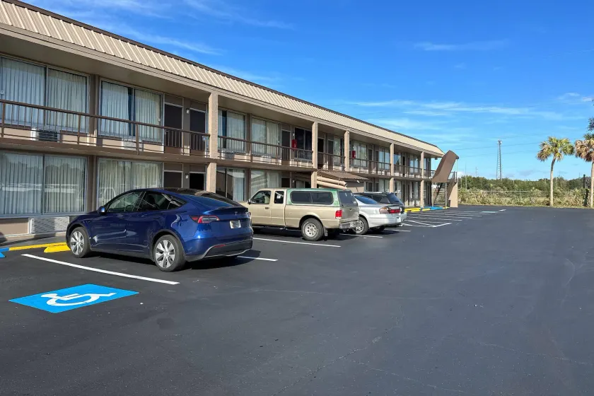 Rodeway Inn Bushnell - Image 1