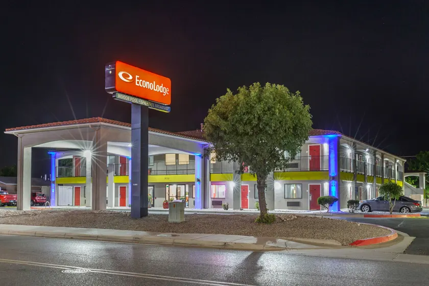 Econo Lodge West - Coors Blvd - Image 1