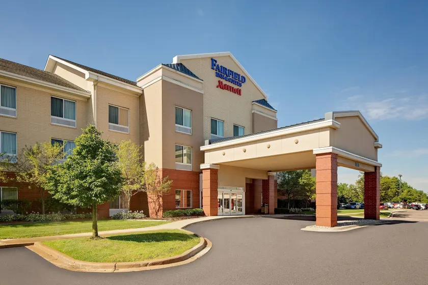 Fairfield Inn & Suites by Marriott Detroit Metro Airport Romulus - Image 1
