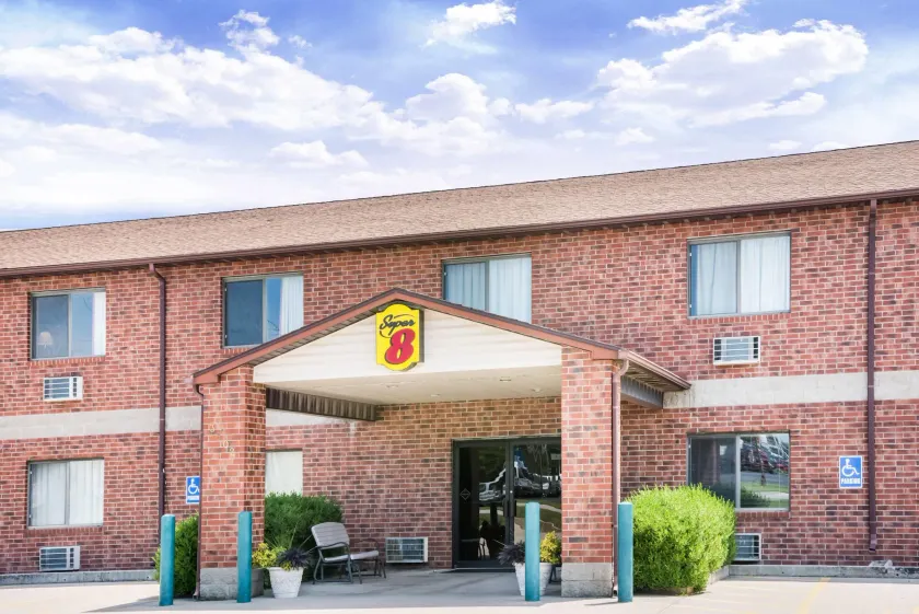 Super 8 by Wyndham Chanute - Image 1