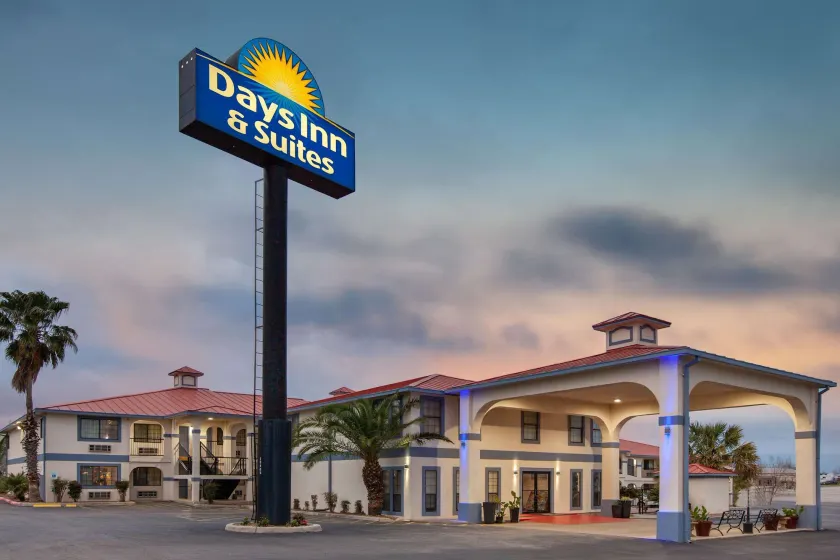 Days Inn & Suites by Wyndham Braunig Lake - Image 1