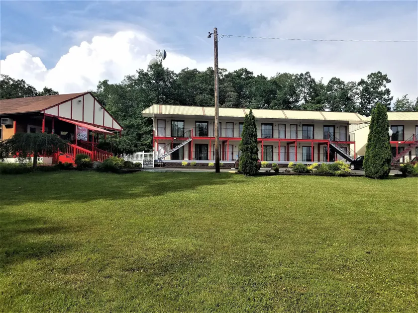 Econo Lodge Inn & Suites Lake Harmony - Pocono Mountains Area - Image 1