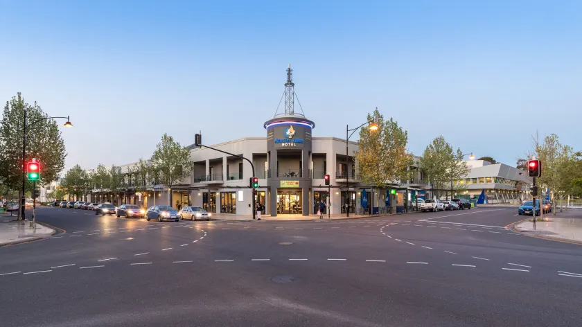 Mawson Lakes Hotel - Image 1