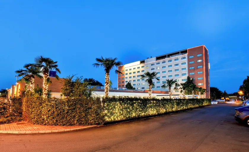 The Sydney Hotel - Image 1