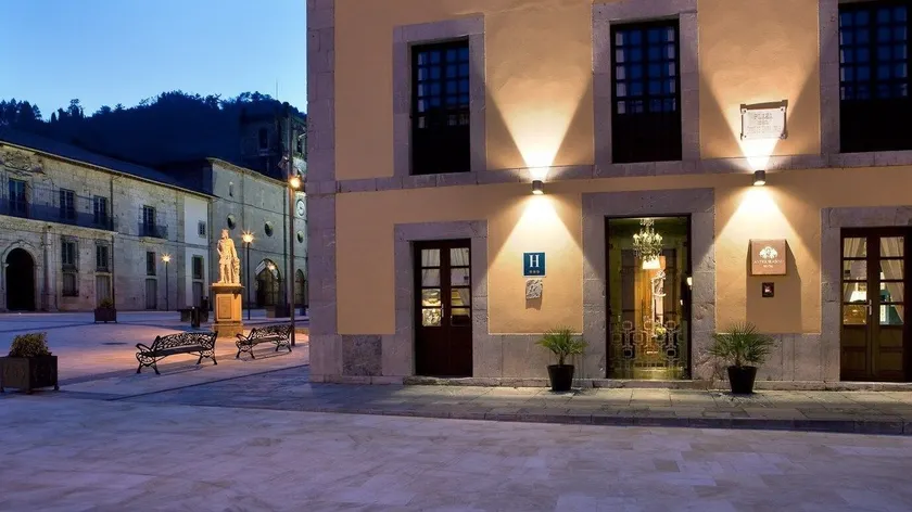 Hotel Antiguo Casino - Image 1
