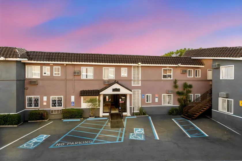 Encore Inn Inglewood - Image 1