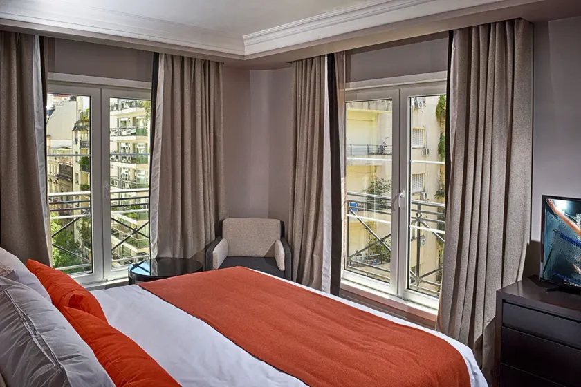 Carles Hotel - Image 1