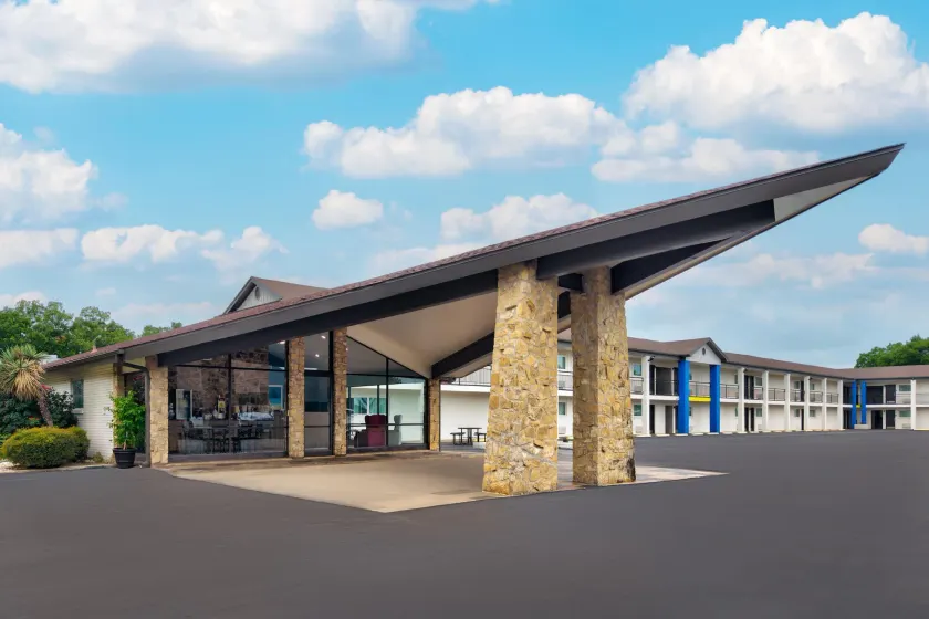 Days Inn by Wyndham Gatesville - Image 1