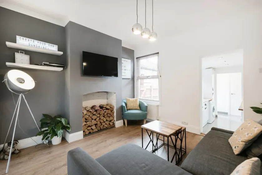 Cambridge House - Modern 2 Bedroom House, Close to Luton Airport & Town Centre - Image 1