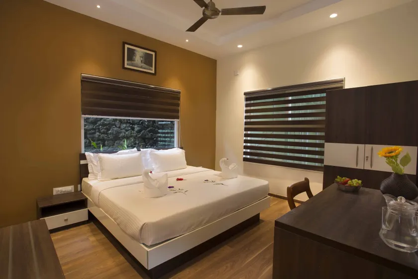 Foggy Knolls Resort - Room