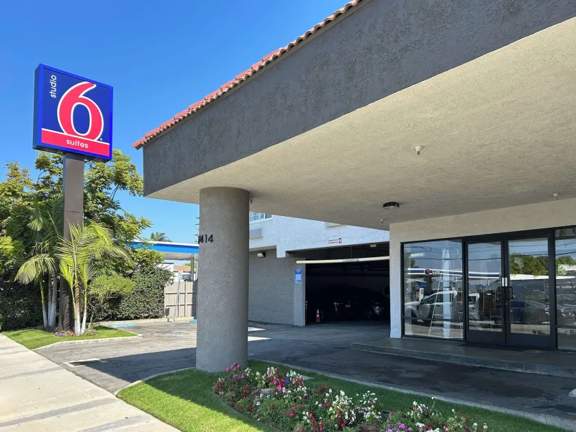Studio 6 Suites Gardena, CA - Image 1
