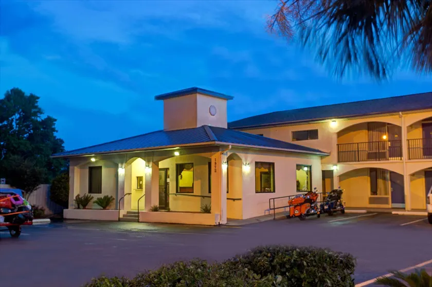 Super 8 by Wyndham Walterboro - Image 1