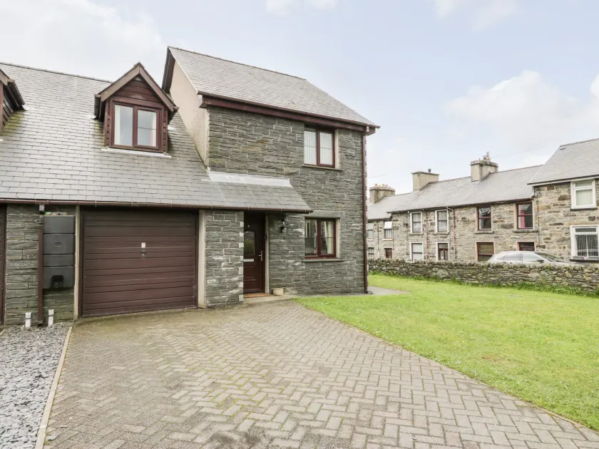 6 Stad Yr Ysgol - Image 1