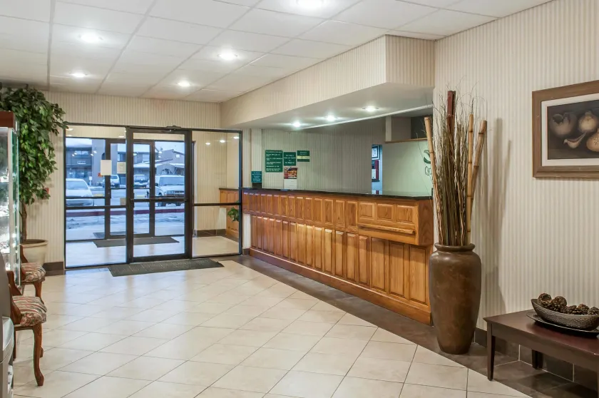 Quality Inn & Suites Grants - I-40 - Hall