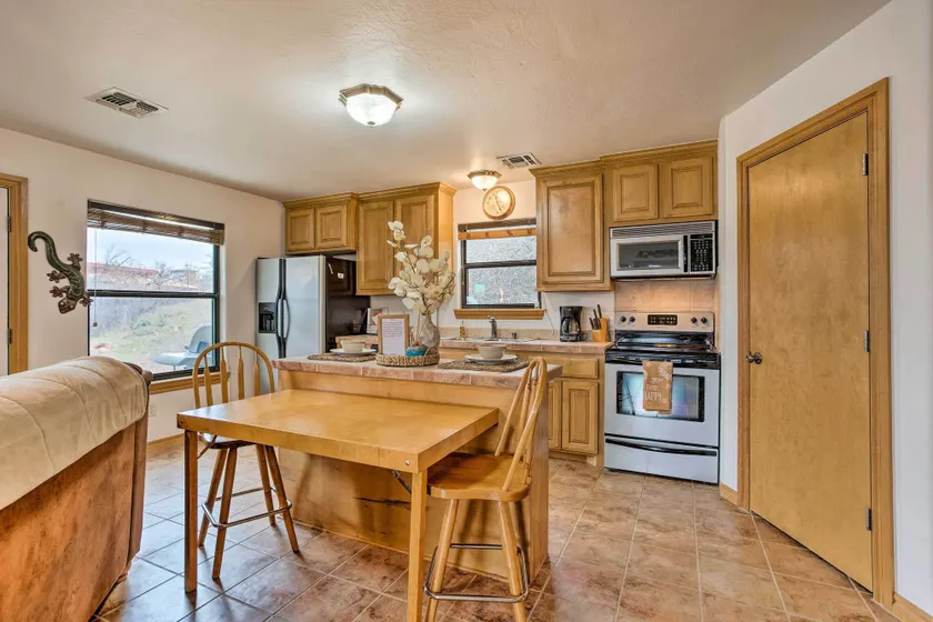 Medicine Park Cabin Rental w/ Mountain View - Interior
