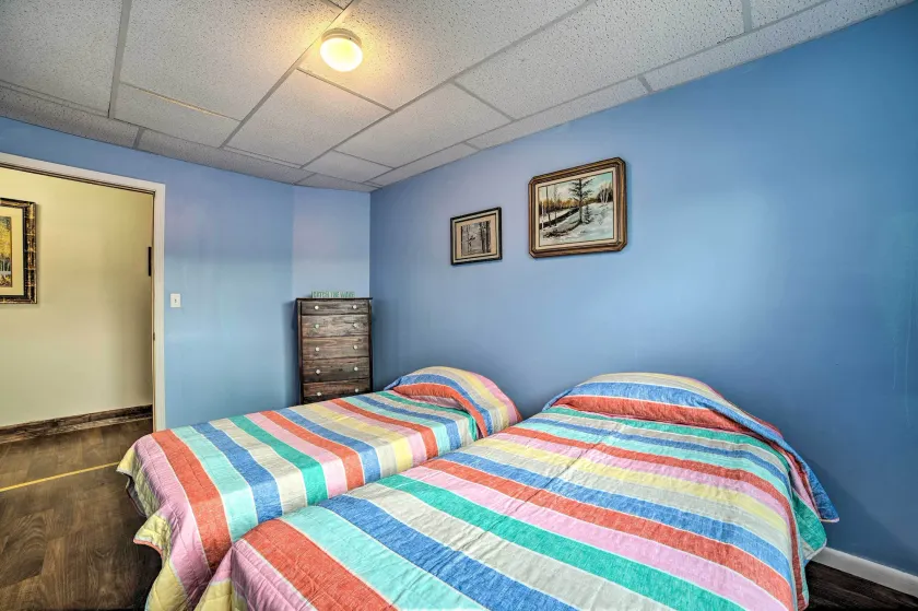 Walkable St Ignace Condo w/ Lake Huron Views - Innvendig