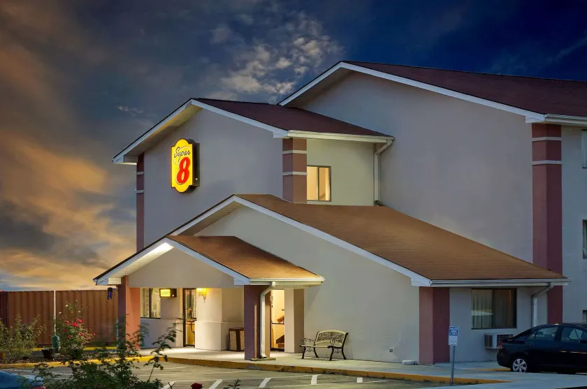 Super 8 by Wyndham Waynesboro - Image 1