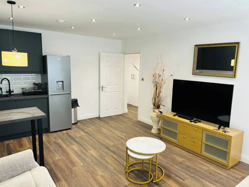 Charming 1-bedroom Apartment in Central Northampton - Image 1