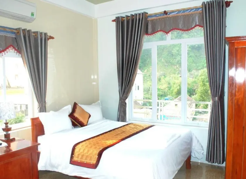 Paradise Hotel - Image 1