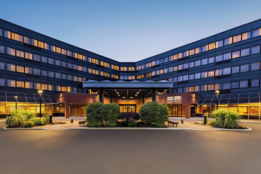 Crowne Plaza Edison by IHG - Image 1
