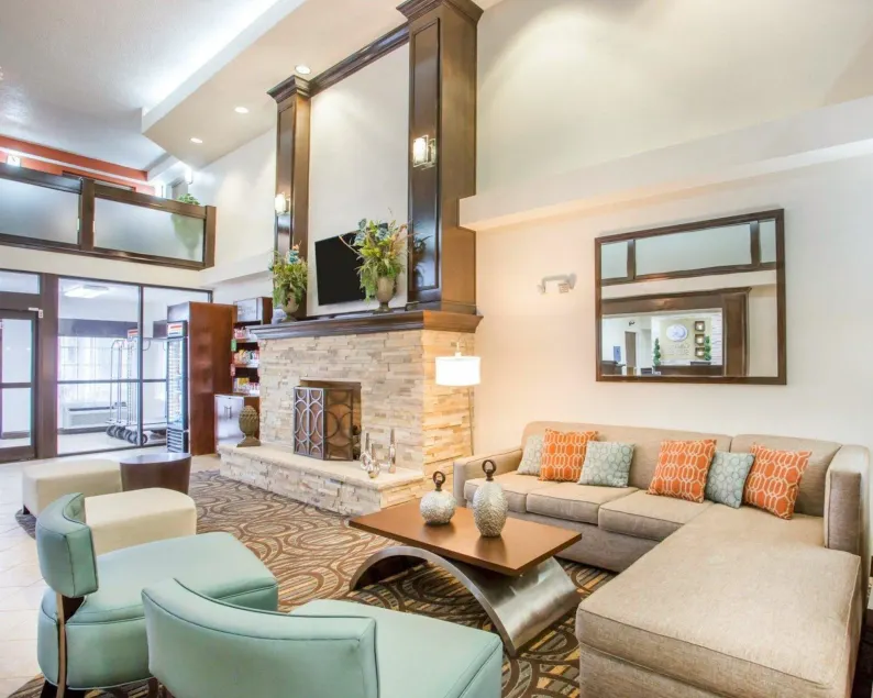 Comfort Suites Lebanon - Image 1