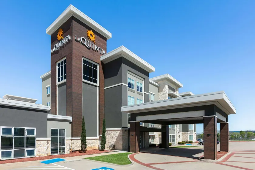 La Quinta Inn & Suites by Wyndham Ft Worth-Burleson - Image 1