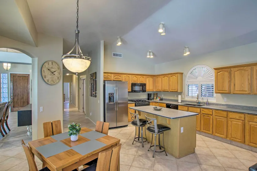 Pool, Hot Tub & Grill: Spacious Chandler Retreat - Interior