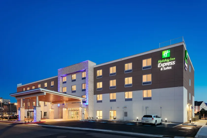 Holiday Inn Express & Suites - Medford by IHG - Image 1