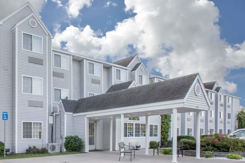 Microtel Inn and Suites Manistee - Image 1