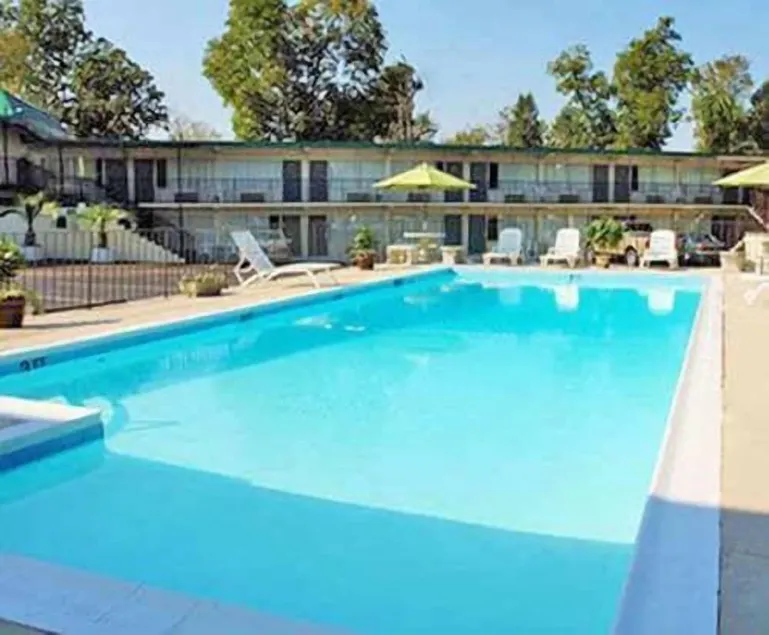 Econo-Lodge of Conway - Image 1