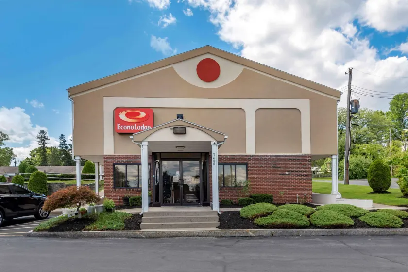 Econo Lodge Dewitt I-90 - Image 1