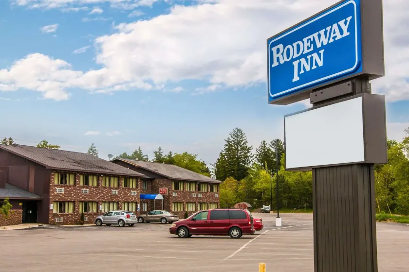 Rodeway Inn Muskegon Airport - Image 1