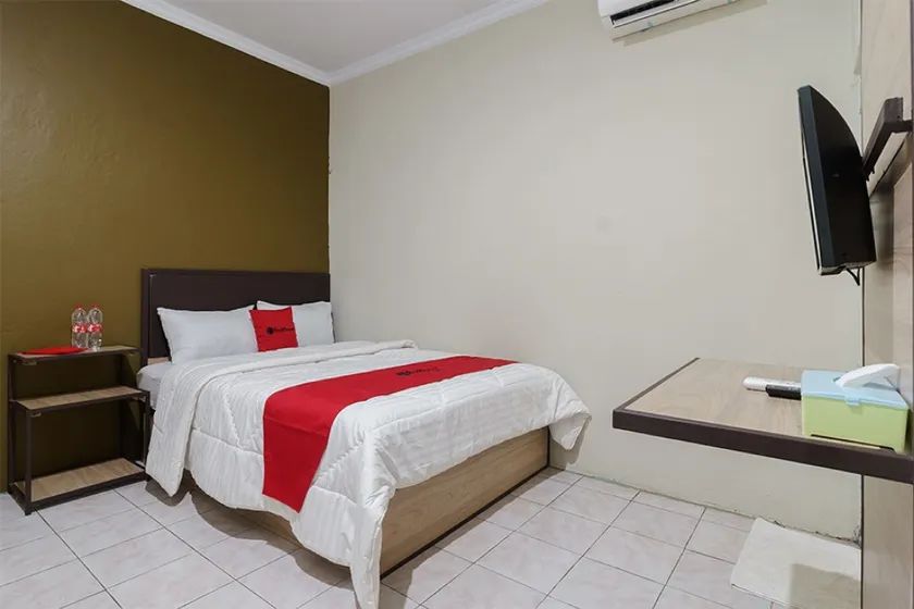 RedDoorz near Cikampek Mall Karawang - Image 1