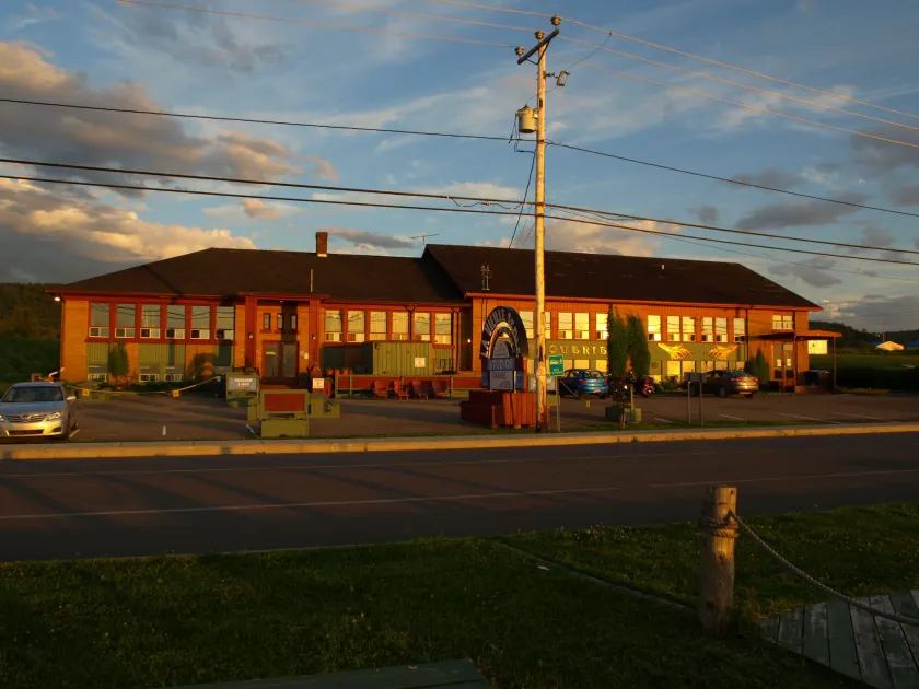 Auberge Internationale La Vieille École - Image 1