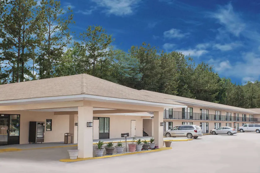 Days Inn by Wyndham Newton MS/I-20 - Image 1