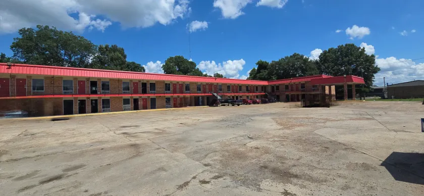 c towninn and suites - Image 1