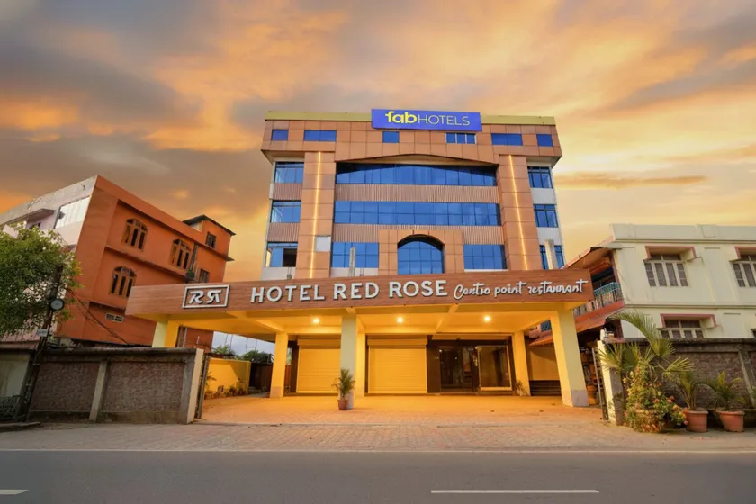 Fabhotel Red Rose - Image 1
