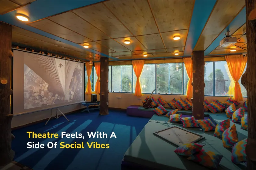 goSTOPS Kasol - Lobby sitting area