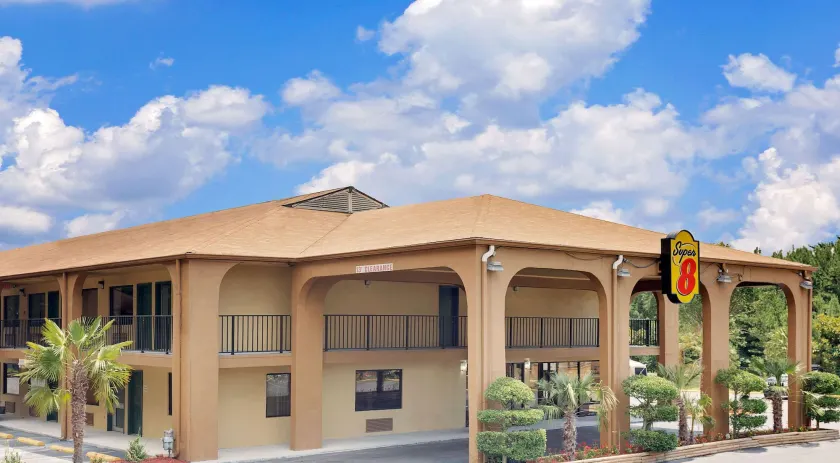 Super 8 by Wyndham Cartersville - Image 1
