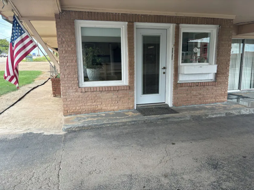 Budget Inn - Image 1