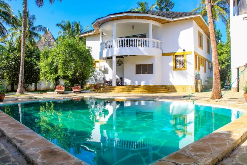 5-bedroom Villa - 3 Mins Walk To The Beach - Image 1