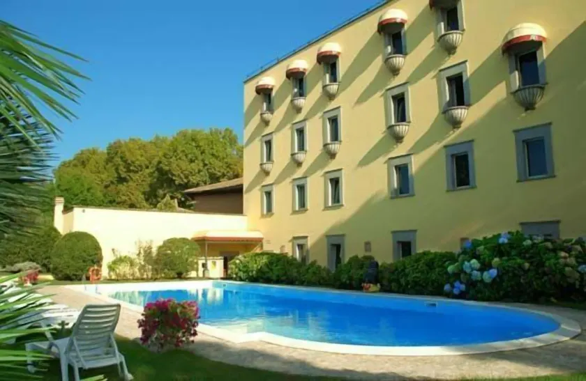 Hotel Royal - Image 1