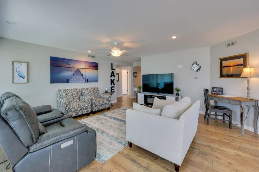 Pool & Lake Hamilton Access: Hot Springs Condo! - Opholdsområde